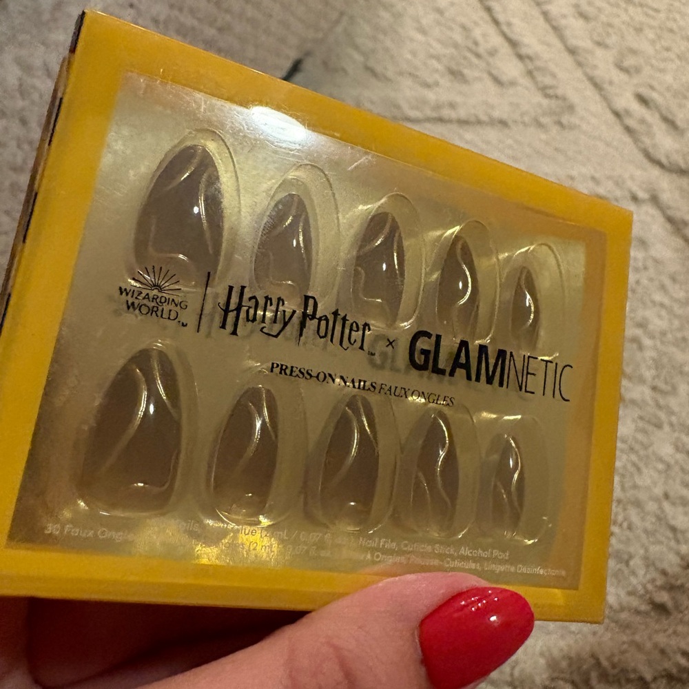 Glamnetic golden cup short almond Press-On Nails